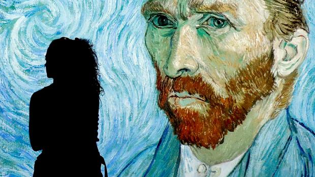 Una visitante en una de las salas de la exposición interactiva diseñada por el Museo Van Gogh de Amsterdam