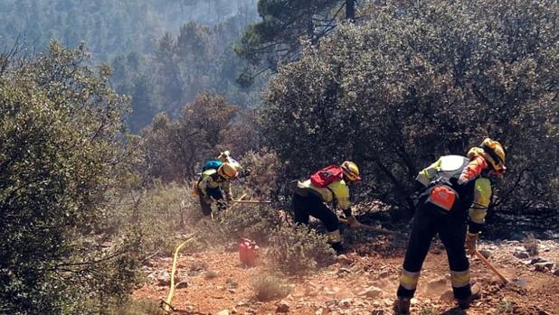 Operarios trabajan para extinguir el incendio