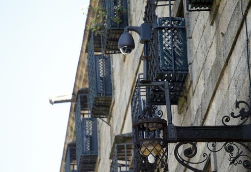 En la Quintana. Esta cámara cubre otra gran plaza de la ciudad, después del Obradoiro, pero cuenta con las mismas limitaciones que los dispositivos ubicados en Raxoi. Y, como todas, tampoco graba