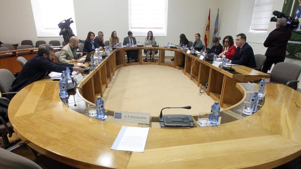 Reunión de los miembros de la comisión de investigación del Marisquiño con la ausencia de los miembros del PSdeG