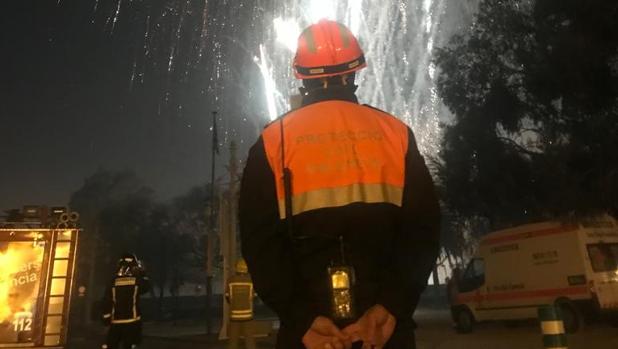 Efectivos de Protección Civil durante el disparo del castillo de fuegos artificiales