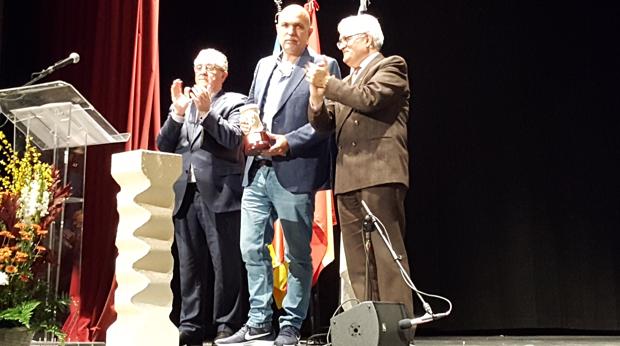 Escartí Soriano tras recibir el Premi Enric Valor de manos del diputado de Cultura, César Augusto Asencio