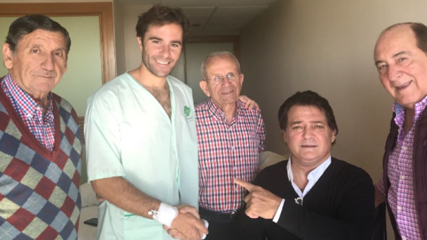 Miguel Lázaro (detrás) junto al torero Vicente Ruiz «El Soro», los diestros Raul Marti y Manolo Mendez, y un familiar, Juanjo Rogel