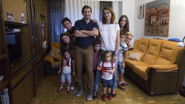 Imagen de archivo de una familia numerosa de Madrid