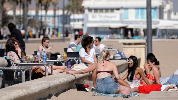 Gente en la playa en Valencia el 1 de marzo pasado, con hasta 30 grados de temperatura