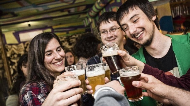 Cerveceros probando las variedades de Chinaski