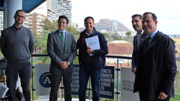 Sánchez (centro) y Castillo (derecha), en el Centro de Negocios de Alicante, este lunes