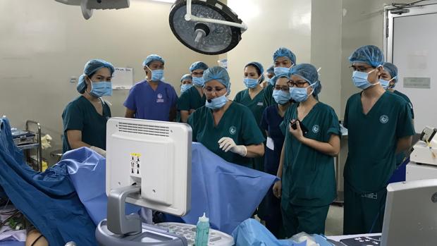 La doctora Cañete, en el centro, ofrece explicaciones a sus colegas vietnamitas en el quirófano