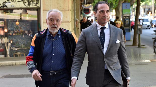 El empresario Tolo Cursach, acompañado por uno de sus abogados, en una imagen de archivo