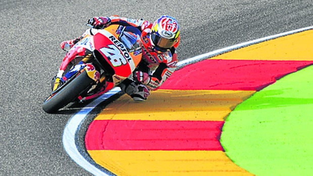 Los colores de la bandera de Aragón, en el asfalto de Motorland, empresa pública controlada por el Gobierno aragonés y participada por la Diputación de Teruel y el Ayuntamiento de Alcañiz