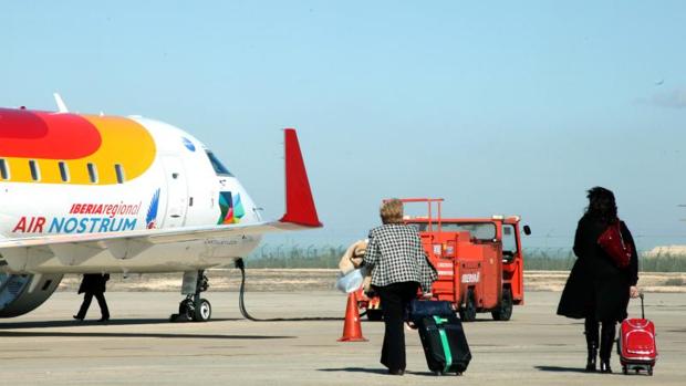 Dos pasajeras accediendo a un avión de Air Nostrum