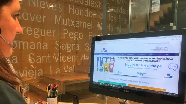 Una empleada de Suma consultando la web del organismo