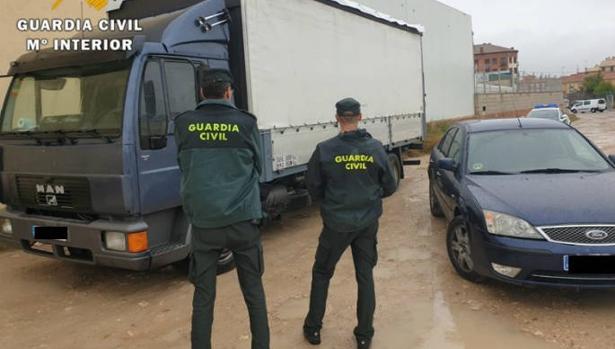 La Guardia Civil custodia un camión