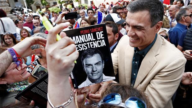 Pedro Sánchez firma un ejemplar de su libro ayer en Pamplona