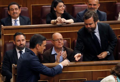 Sánchez saluda a los diputados de Vox