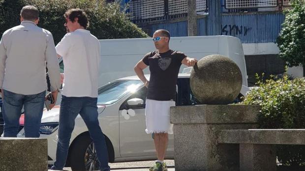 A la derecha, el taxista en falda blanca