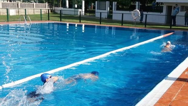 Unos niños, en una piscina en Salceda de Caselas