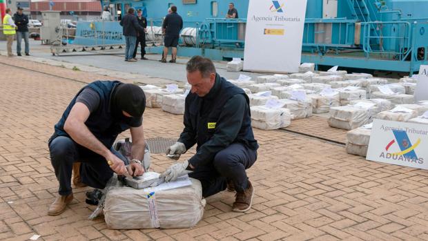Dos agentes de Aduanas analizan la droga decomisada en el puerto de Vigo