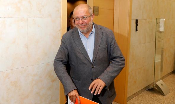 Francisco Igea sale de la reunión con el PP celebrada en las Cortes