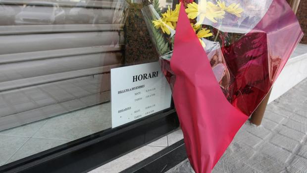 Un ramo de flores junto al cierre de la zapatería de Sabadell en 2007