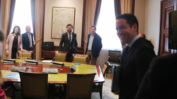 Reunión de PP y Vox en el Congreso, donde se decidió «cohabitar» en los gobiernos de los municipios donde sumen mayoría absoluta