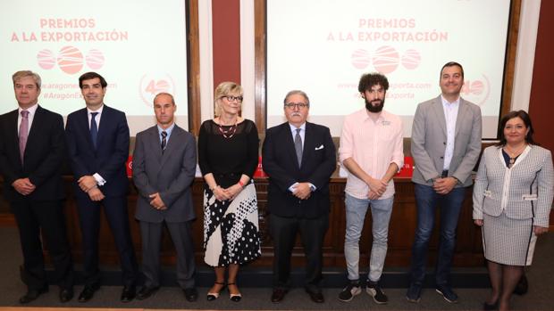 Foto de familia con el presidente de la Cámara, Manuel Teruel, y directivos de las empresas galardonadas