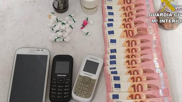 Cocaína, dinero y móviles interevenidos al jubilado en Guardamar del Segura
