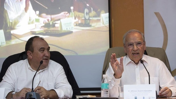 El exvicepresidente del Gobierno, Alfonso Guerra y el alcalde de Cebreros, Pedro José Muñoz González