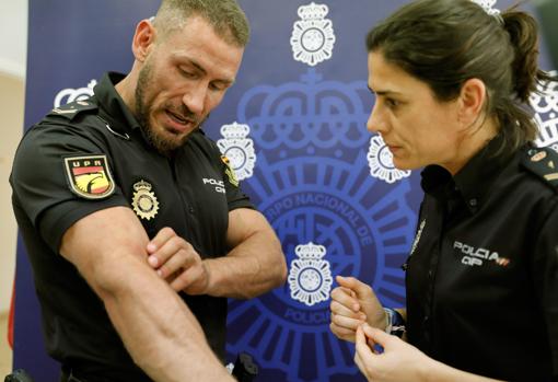 El agente español muestra el hematoma que se produjo a una compañera