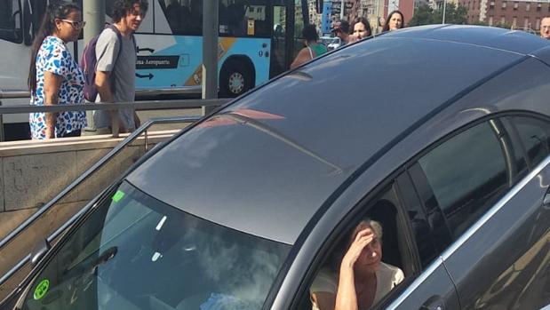 Coche empotrado en la parada de metro