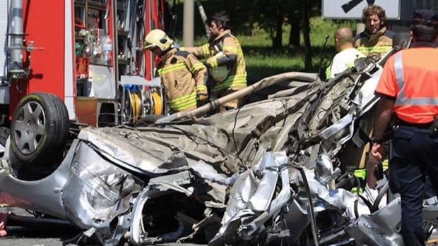 Imagen de un coche volcado en un accidente de tráfico.
