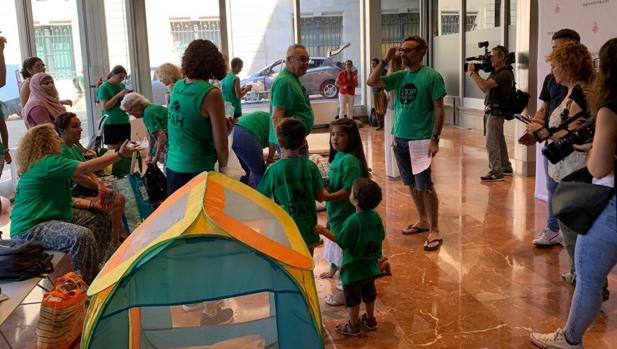 Algunos de los activistas, este jueves en el vestíbulo del Ayuntamiento