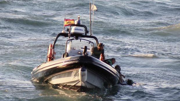 Rescate, en 2017, del cadáver de un inmigrante al que el piloto de una moto de agua lanzó al mar en Ceuta para no ser capturado
