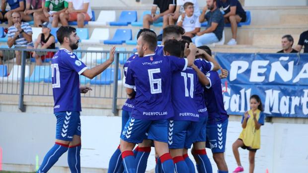 Los jugadores del Puertollano celebran un gol