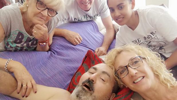 Jesús García con sus familiares en casa, este domingo en Alaquàs (Valencia)