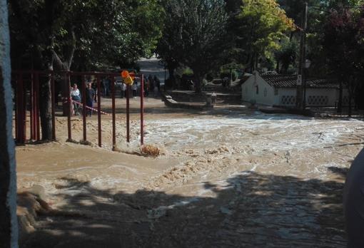 El desbordamiento del arroyo de la Vega llega a Nuevo Baztán