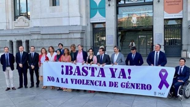Los concejales de PP, Cs, PSOE y Ahora Madrid en el minuto de silencio celebrado en agosto por otra víctima de violencia machista