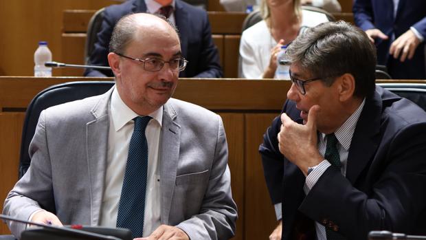 Lambán (PSOE), conversando con su vicepresidente Arturo Aliaga (PAR), este jueves en las Cortes de Aragón