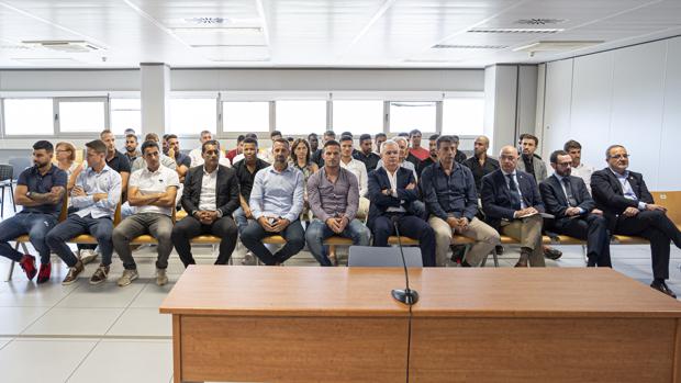Imagen de archivo de los 42 acusados en la jornada inicial del juicio