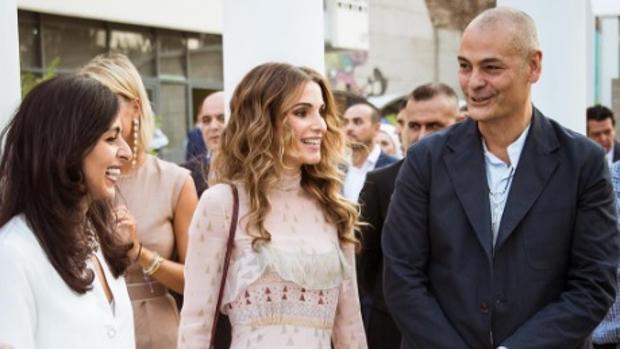 El vestido elegido para la inauguración era con mangas largas y escote ilusión con cuello de cisne