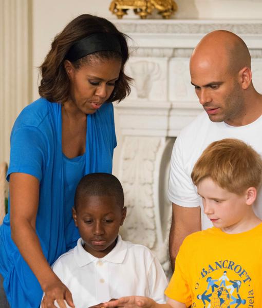 Sam Kass junto a Michelle Obama