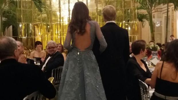 Amina Martínez de Irujo del brazo de su hermano Luis, en el Baile de Debutantes celebrado en París