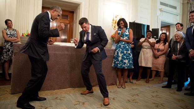 Obama baila con jeremy Bernard, uno de los autores del libro