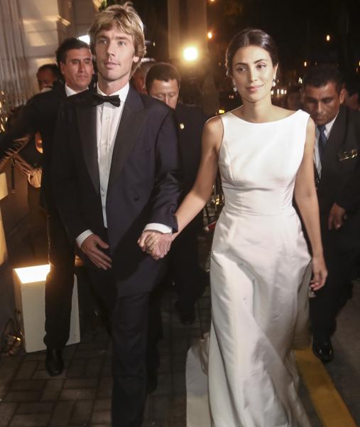 Los recién casados se dirigen a la cena de gala celebrada el sábado