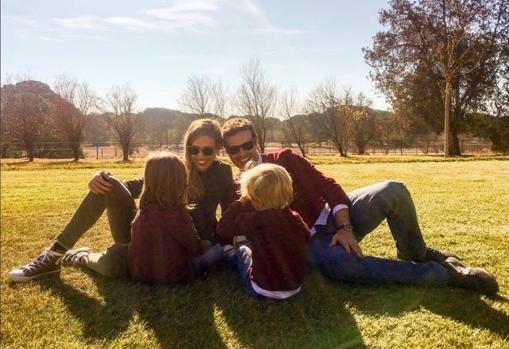 Pablo Casado con su mujer Isabel Torres y sus dos hijos