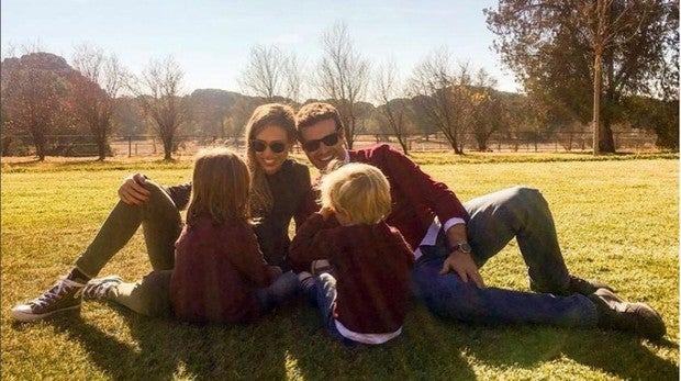 Pablo Casado con su mujer, Isabel Torres y sus hijos