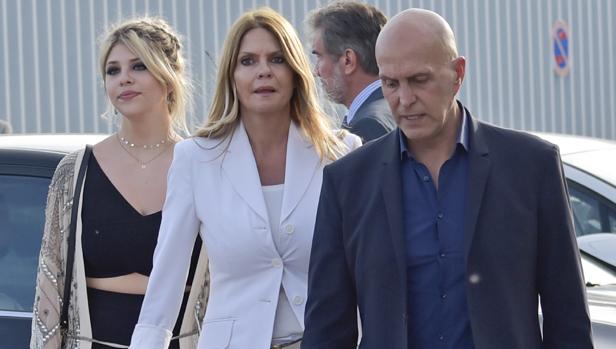 Anita Matamoros junto a sus padrse, Makoke y Kiko Matamoros