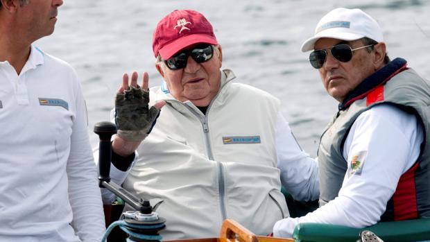 Don Juan Carlos, en un momento de las regalas de Sanxenxo