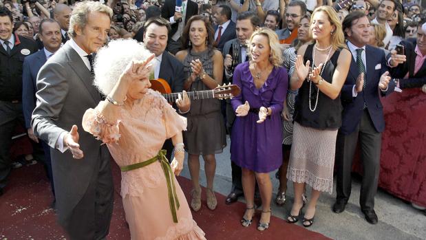 Cayetana de Alba baila tras contraer matrimonio con Adolfo Diez