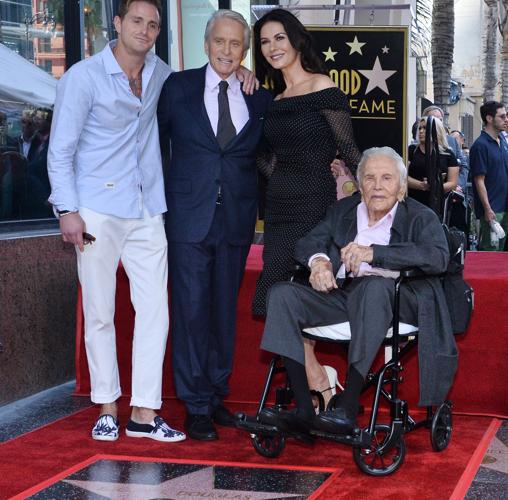 Tres generaciones: Kirk, Michael y Cameron; junto a la actriz Catherine Zeta Jones